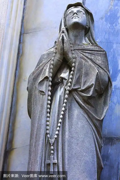 宗教希望:圣母紧握双手向天空祈祷,雷克莱塔