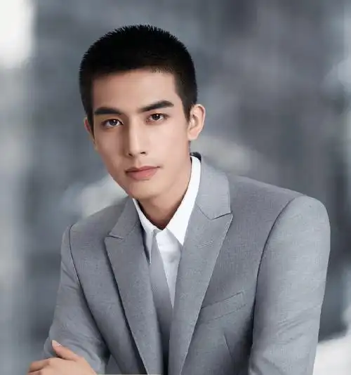 宋威龙新代言被吐槽,寸头造型有点丑,嘴巴显得"突兀"_手机搜狐网