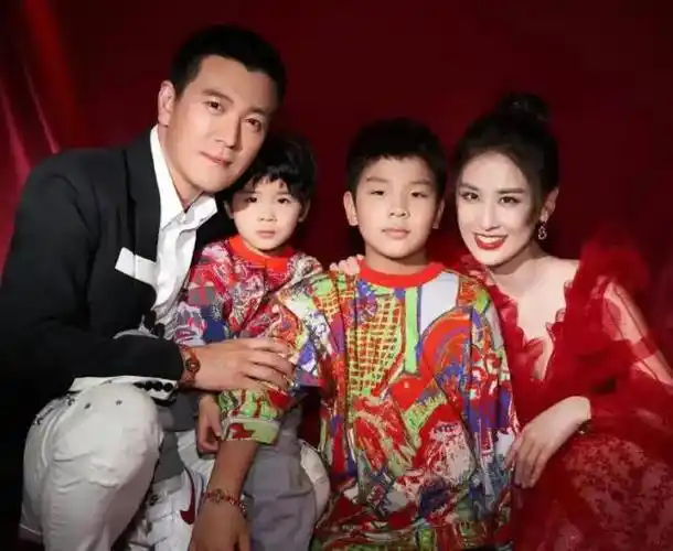 要不是杨子父亲去世,黄圣依带着儿子披麻戴孝,隐婚生子一事依旧藏着掖