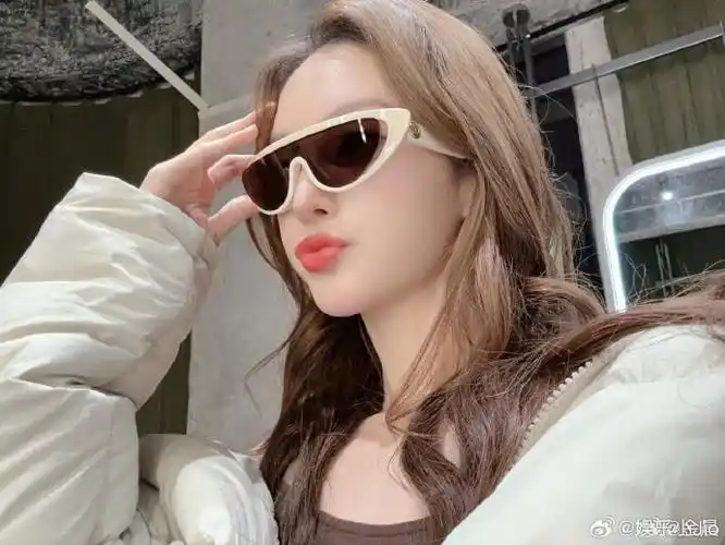 #金晨自拍角度##金晨全妆vs素颜怼脸拍#