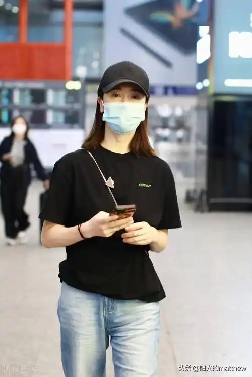 左小青黑色短袖牛仔裤现身机场,戴棒球帽休闲随性_机场_休闲_棒球帽