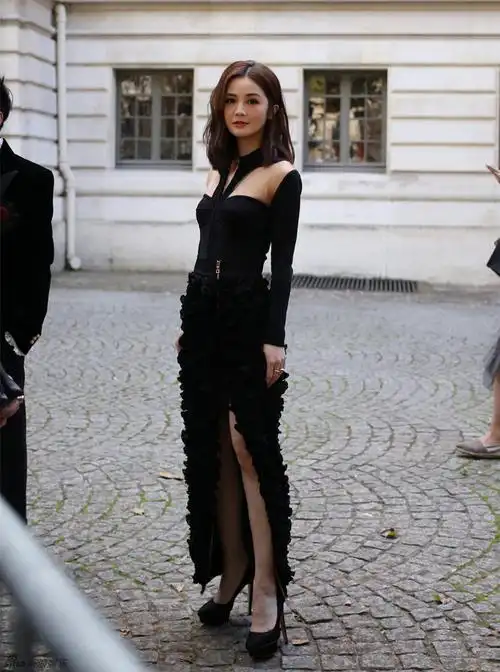 展现出不一样的品味,将黑色的连衣裙穿在身上搭配黑色高跟鞋,就显得