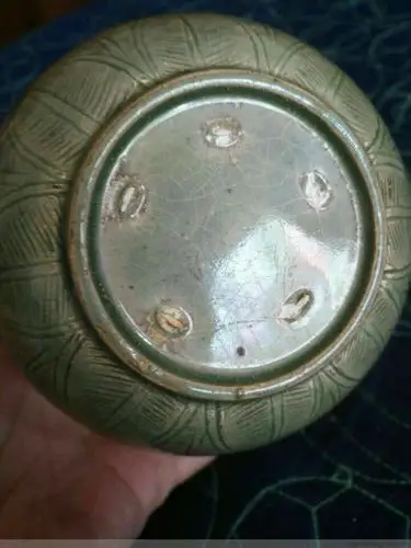 底部支钉烧制为宋代特征,宋代越窑逐渐衰落.