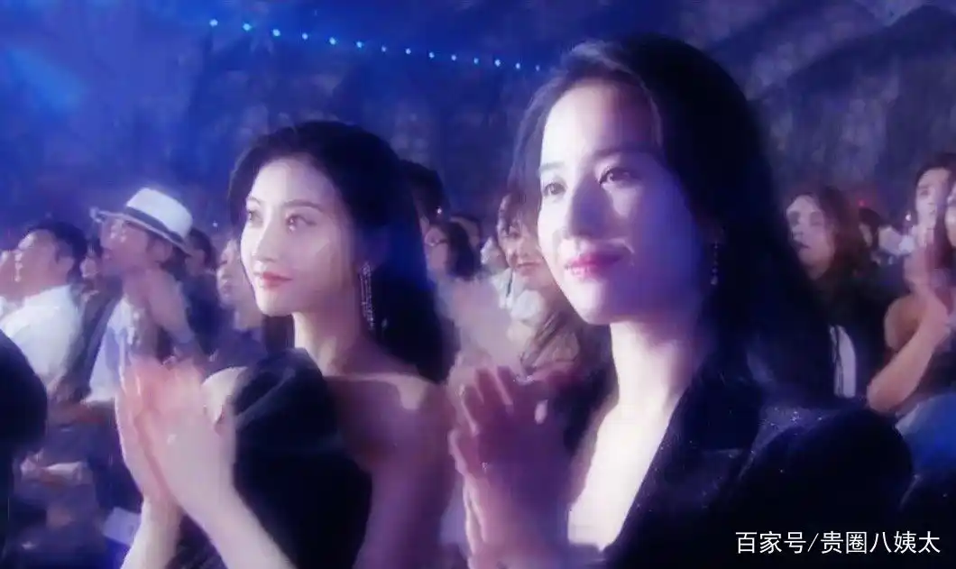 刘亦菲景甜罕见同框斗艳,神仙打架一个帅气一个甜美