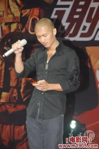 谢霆锋顶光头亮相上海现场致电张柏芝祝其生日快乐