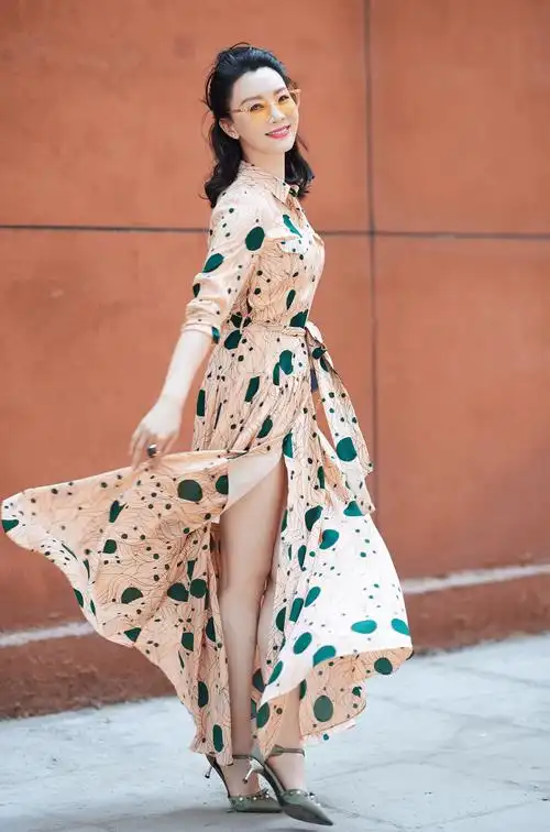 原创陈数这才是中年女人的优雅穿露肩拼接轻纱裙减龄10岁好仙气