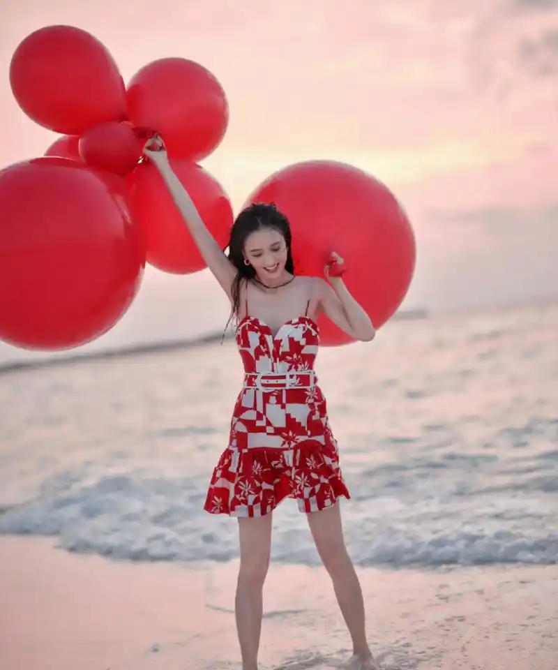 佟丽娅泳装海边玩耍美照,要不要这么开心,有什么开心事吗?