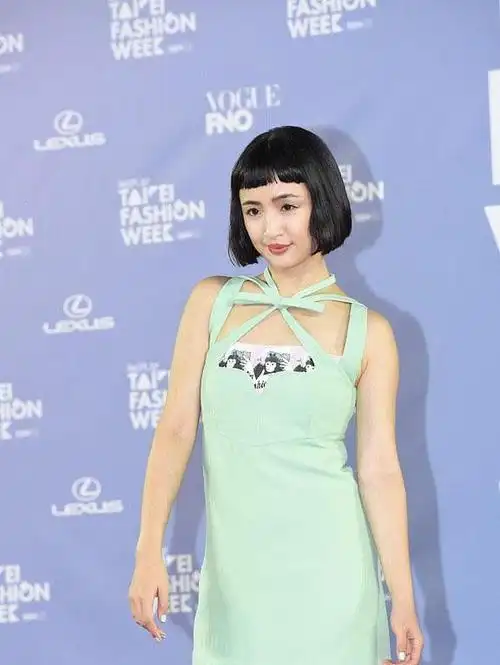 林依晨也是够了,剪蘑菇头穿绑带裙,造型意外翻车有些尴尬|短发|发型