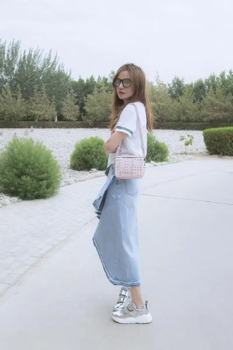 赵薇最新街拍曝光 带来夏日清新