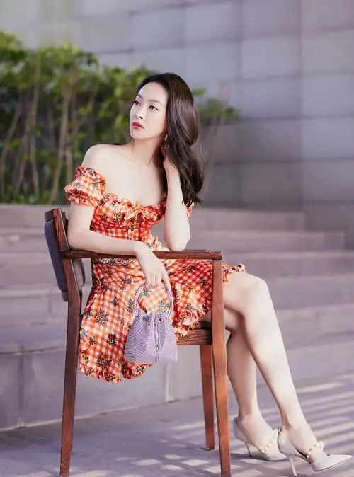 宋茜穿橙色露肩短裙拍写真直角肩大长腿惹人羡