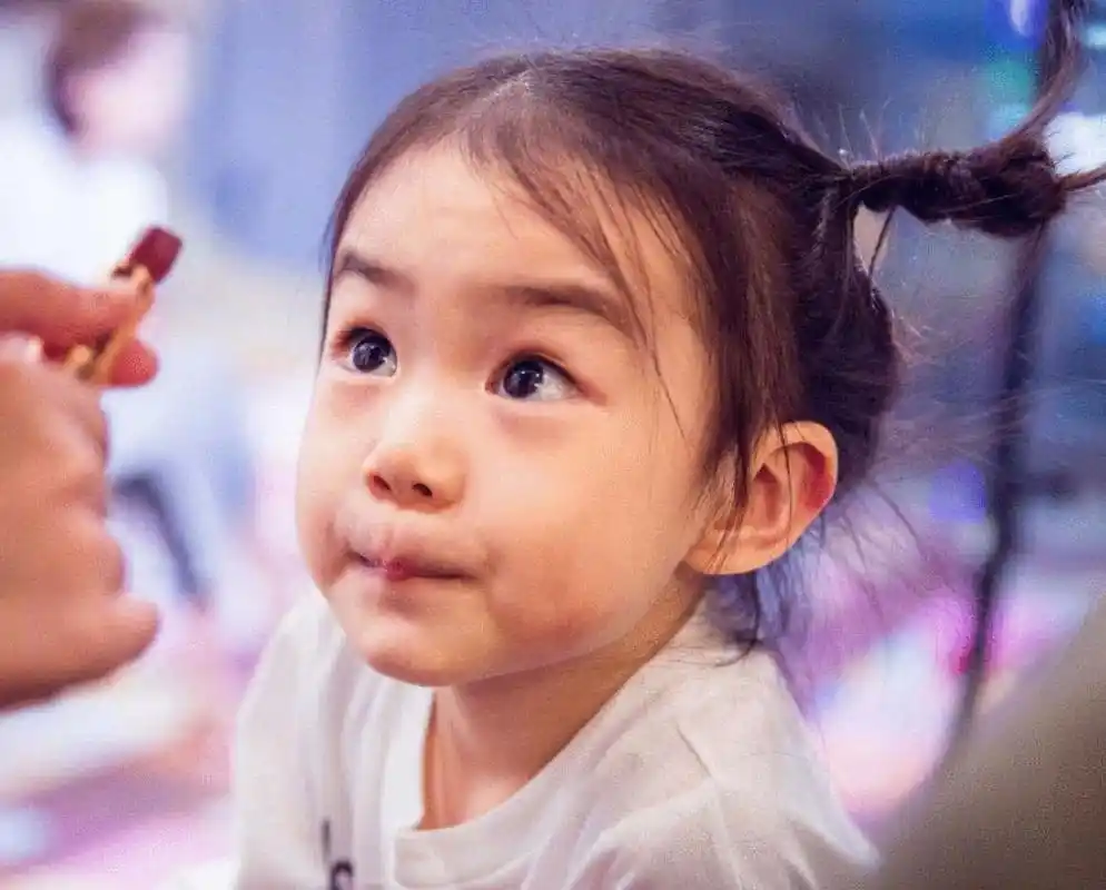 戚薇童年照曝光,lucky样貌1:1还原,网友:自己生出自己