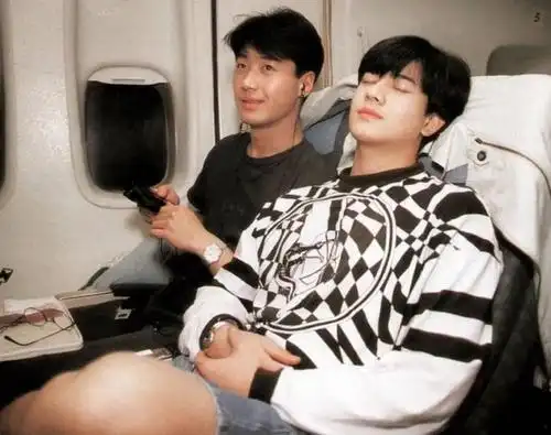 有人说郭富城再晚生30年,就是现在的王嘉尔,年轻照片对比看看