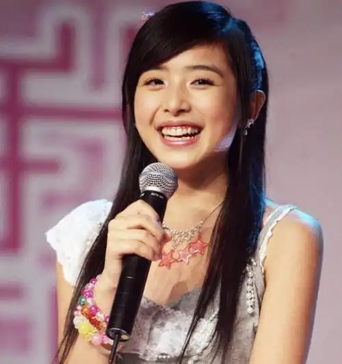 2005年,张含韵为第二届《超级女声》献上了主题曲《想唱就唱》,这首歌