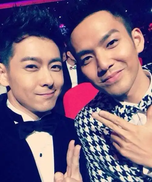 男星合影拼颜值拼身高:岳云鹏搞笑李易峰身高不足