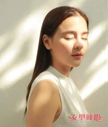 女生中分深栗色长 直发发型