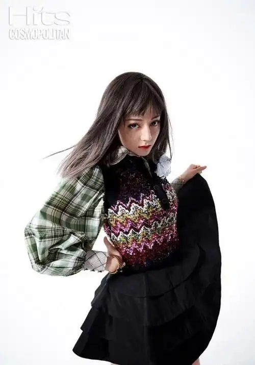 迪丽热巴首次挑战"雀斑妆",齐刘海造型精致的像个洋娃娃|妆容|发型