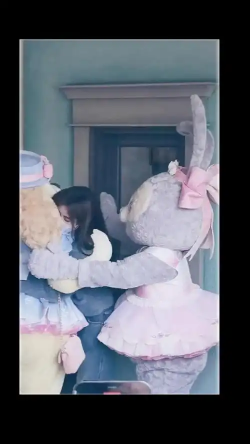 星黛露薅鞠婧祎头发 鞠婧祎在迪士尼和饼饼露露贴贴,好甜美的画面