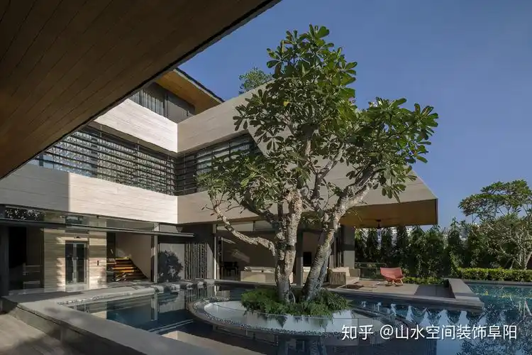 拥有超大泳池的豪华别墅一个容纳家庭温暖的梦想居所