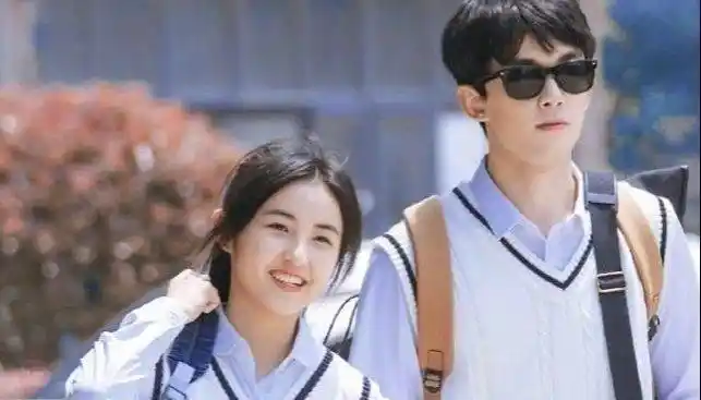 吴磊官宣女友张子枫,爱情太甜,枸杞泡在保温瓶里_作品_人物_观众