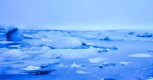 冰岛莹蓝色冰河湖每分钟都是不同的色彩