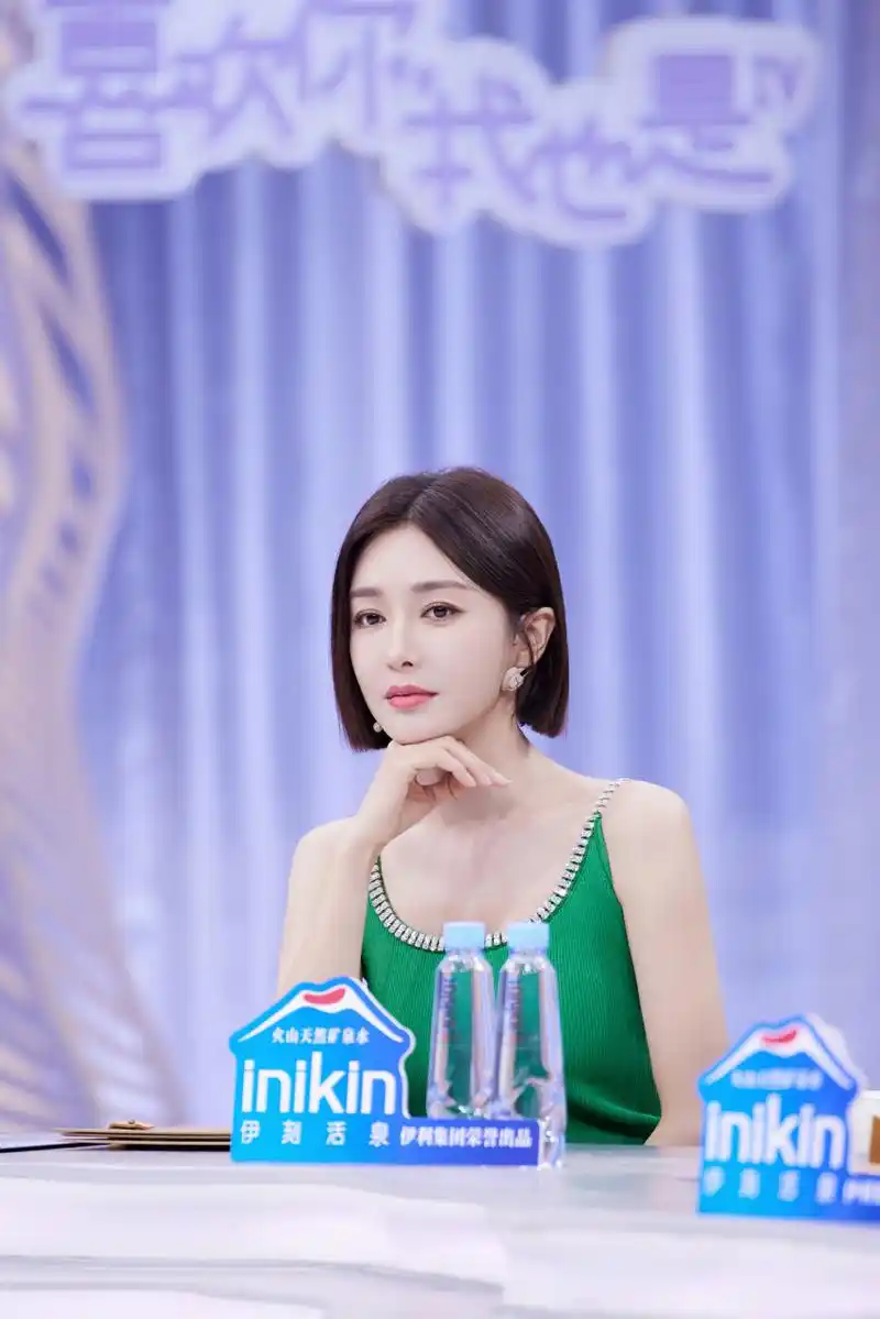 秦岚,飒爽短发搭配绿色背心头像组图