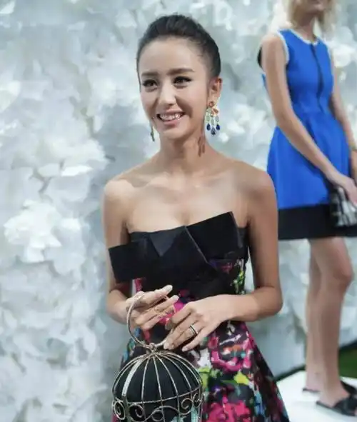 脸,荧幕前后差距真大,长得好看却不上镜真的吃亏_李小冉_周迅_镜头