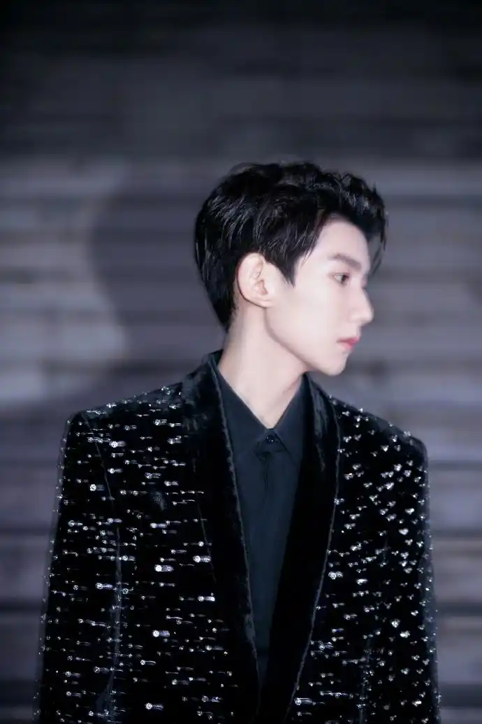 王源身着黑色西装 酷劲十足!