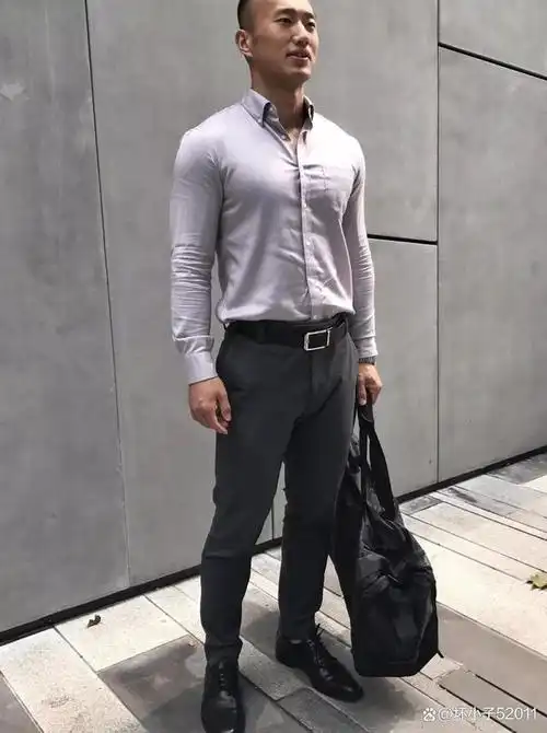 95肌肉小哥哥.腹毛又黑又壮……西装更怜人!