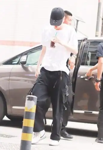 "五阿哥"陈宥维,一身黑白配好清新,穿搭简约又不失时尚