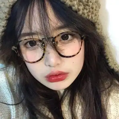 戴眼镜女生「"我在你看不见的地方,还爱着你啊"」_女生头像_我要个性