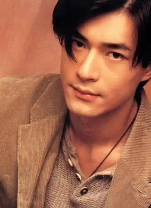 古天乐出道时的颜值是很多人的白月光吧,这么些年,见证了他从白古变成