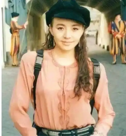 宋丹丹小时候肤色雪白,头发金黄,也许是受母亲影响,她在二十一岁便考