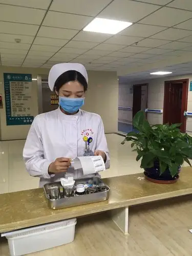 别样的中秋佳节护士姐妹们坚守工作岗位,始终以病人为中心,以最佳状态