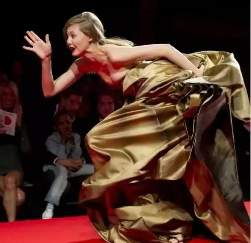 连摔三跤,秒上热搜,却比奚梦瑶观众缘好?_孙菲菲