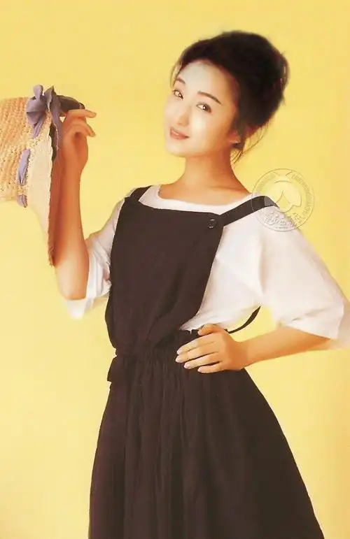 杨钰莹少女时期一组青涩旧照,长得好清纯,穿背带裙的样子真好看