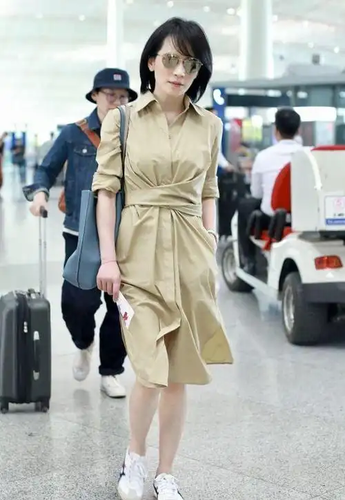 俞飞鸿越老越有味道年过半百穿粉嫩衬衫裙气质混着轻熟少女感