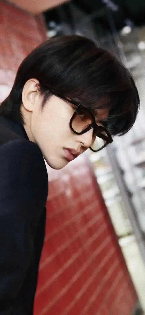 蔡徐坤未来感眼镜大片