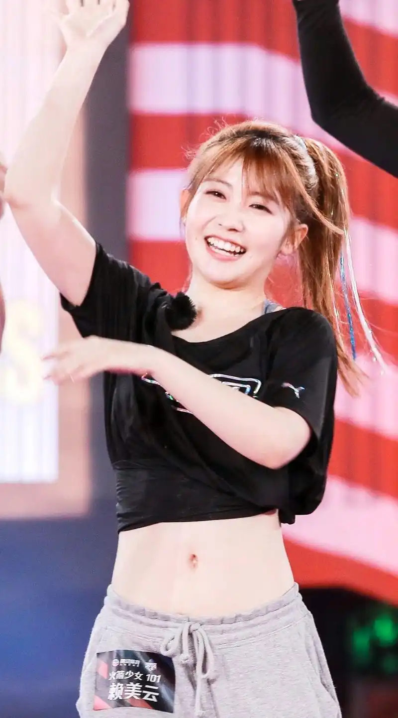 火箭少女101成员赖美云写真图集