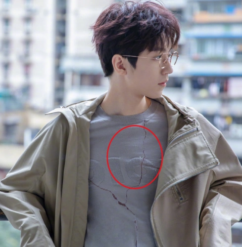 王俊凯穿粉毛衣,无意露出"胸肌",万万没想到小小年纪还挺有料