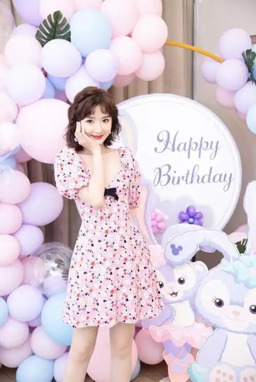 ⑵碎花元素毛晓彤身上选的这款低胸连衣裙,从远处看并没有多大的亮点