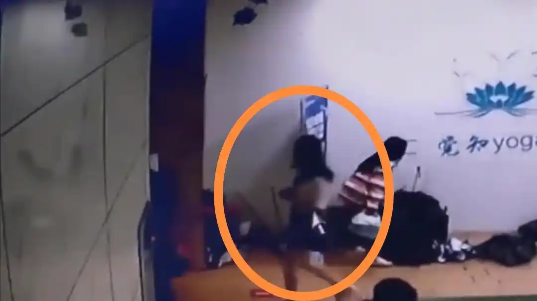 安徽32岁男子连续两天男扮女装混进高校女澡堂偷窥,被行拘8日