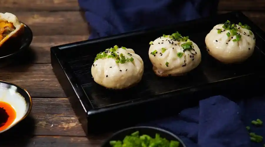 【魔力美食】皮脆心软的咸蛋黄生煎包,一口咬下去都是幸福的味道