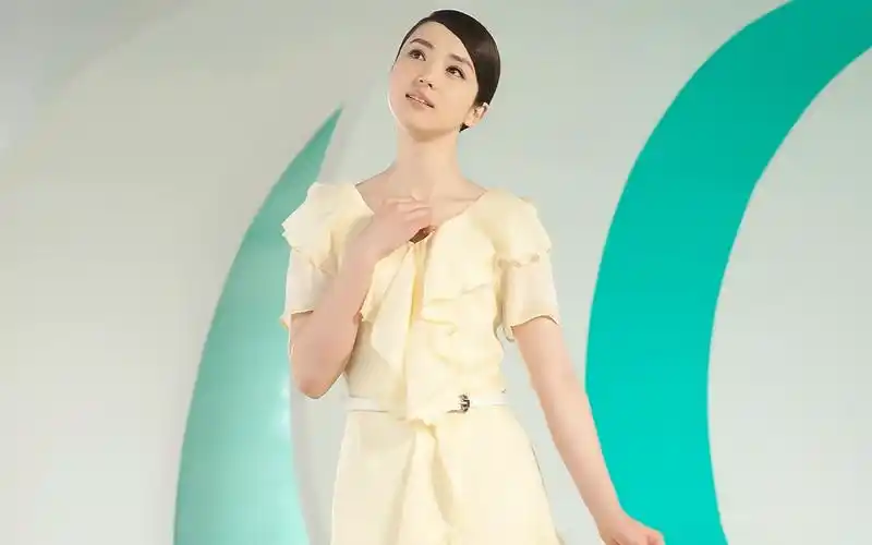 董璇白色的衣装粉嫩可爱电脑壁纸