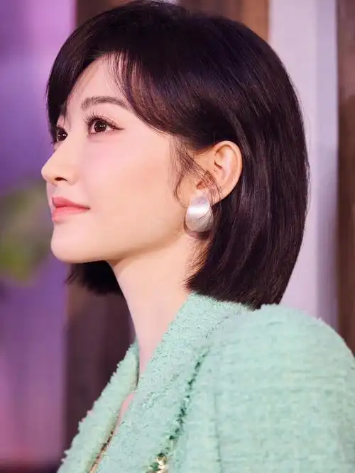 四月初始,人间是春:景甜的魅力绽放