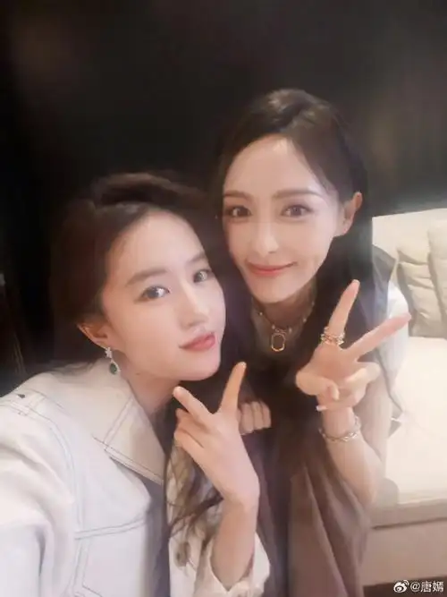 刘亦菲唐嫣下班自拍##刘亦菲唐嫣在北京聚了