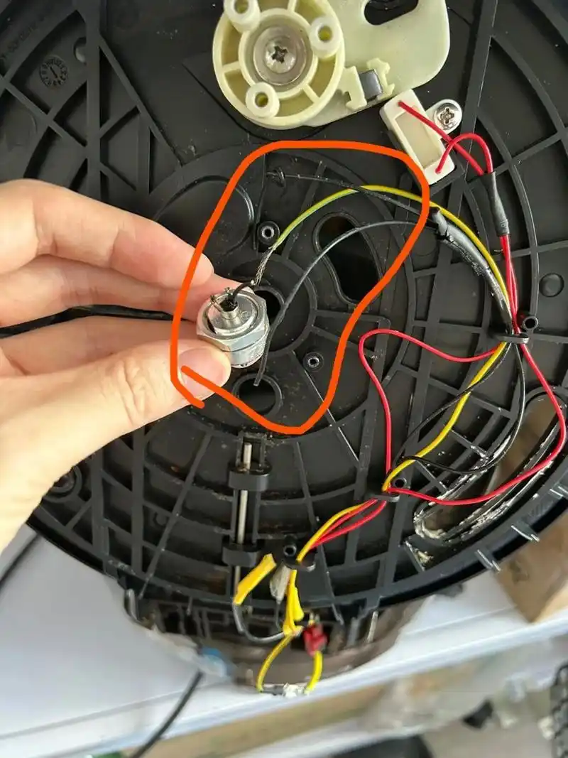 苏泊尔电压力锅e0故障自己修好了 原因是温度传感器故障,重新买一根线