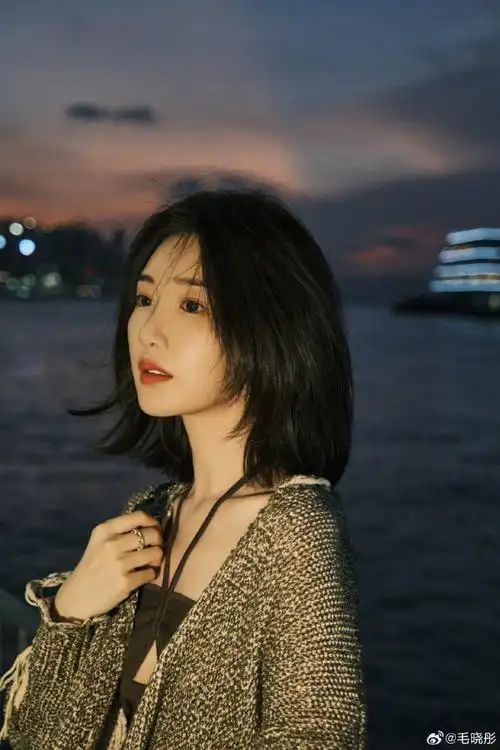 毛晓彤灰色针织外套##毛晓彤回眸杀