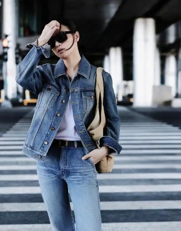 宋佳时装周街拍照曝光,白t恤牛仔服又酷又飒,曲线缩水上身平平