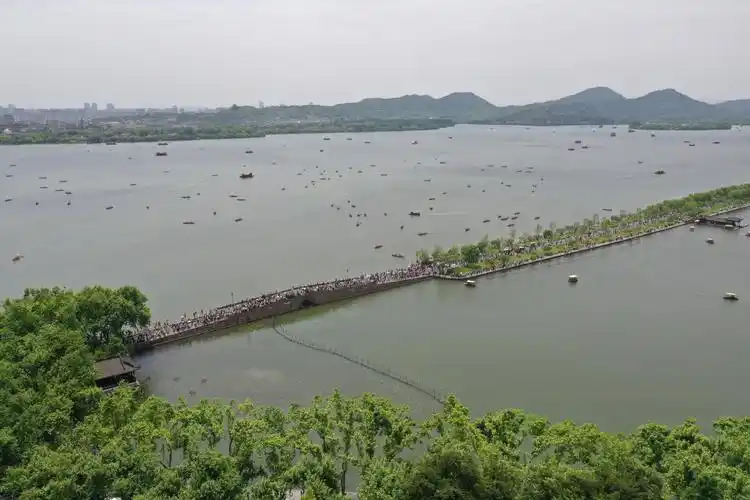 西湖断桥的由来(杭州西湖断桥的由来)