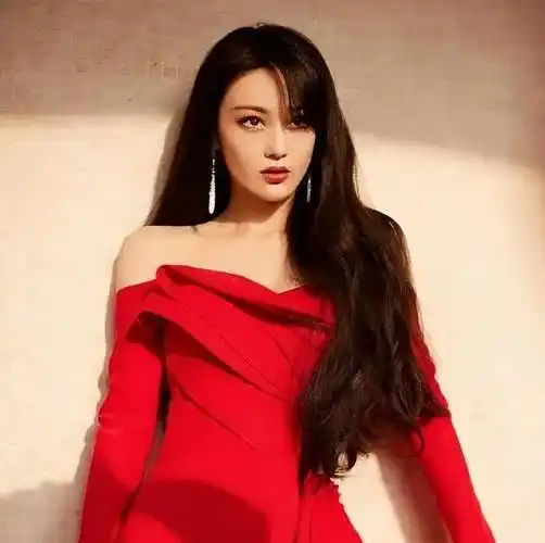 张馨予:闺房晒给粉丝看,出道14年以来积攒的旧衣服堆满了衣帽间_衣柜